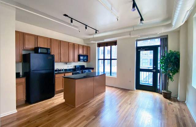 6 East Monroe Street Gallery 4