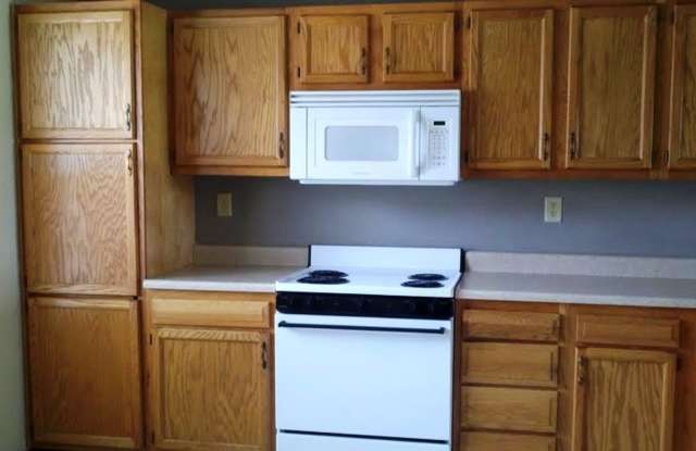 Spacious 3-Bedroom, 2-Bathroom Duplex with 2-Car Garage! photos photos