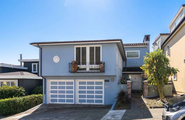 3BR/ 2 1/2 BTH pet friendly house with ocean views, deck, garage and laundry Gallery 1