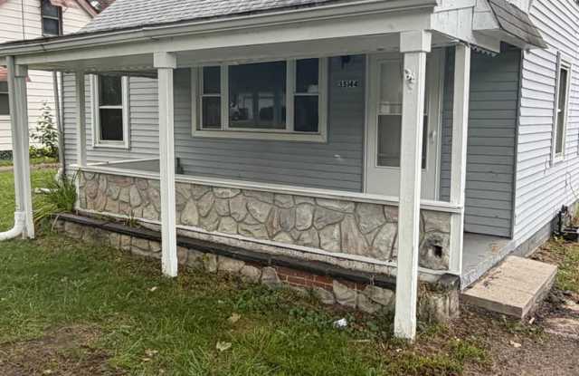 3 bedroom/1 bath 2 car garage Gallery 1