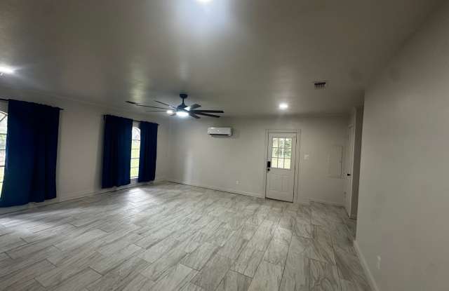 Gorgeous Remodeled 4 Bedroom Home Gallery 3