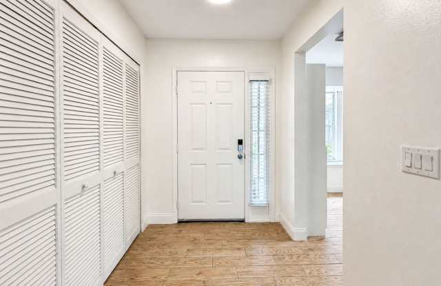 Spacious 2 Bed 2.5 Bath Home in East Orlando with Community Pool Gallery 4
