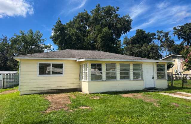 Spacious 3BR/1BA Dade City Home with Enclosed Front Porch & Large Backyard photos photos Spacious 3BR/1BA Dade City Home with Enclosed Front Porch & Large Backyard photos photos