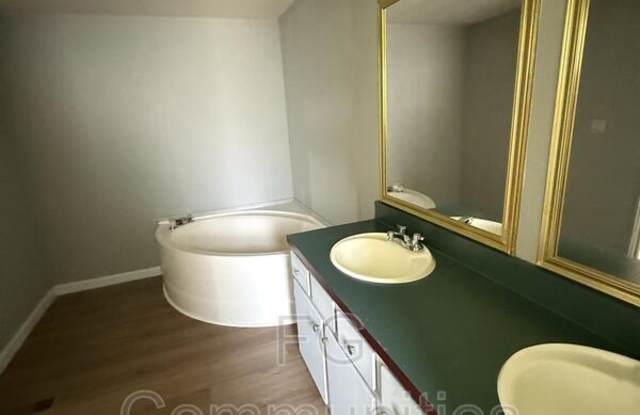 212 Fern Ct Gallery 3
