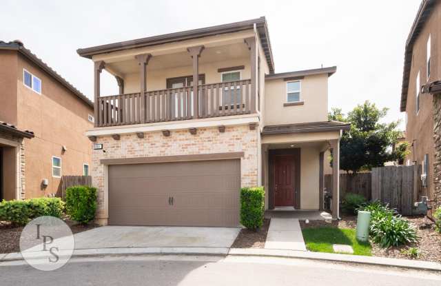 Fresno SouthEast Home, Gated Community, Clovis Unified School District, 3BR/2.5BA - Lots of Amenities! photos photos