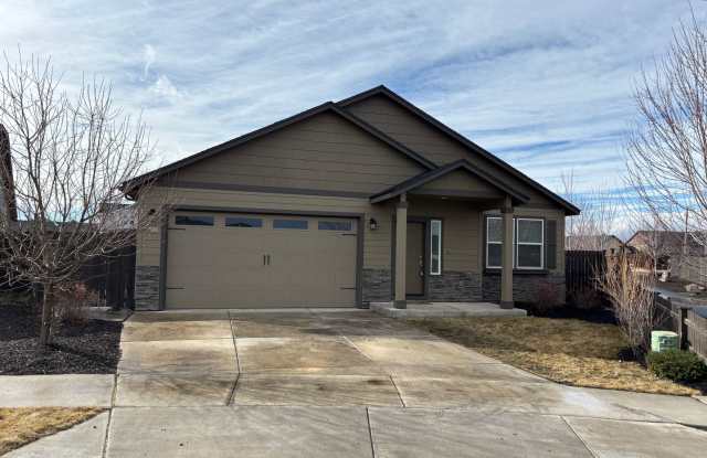 Redmond Home with Large Fenced Yard and Covered Patio photos photos