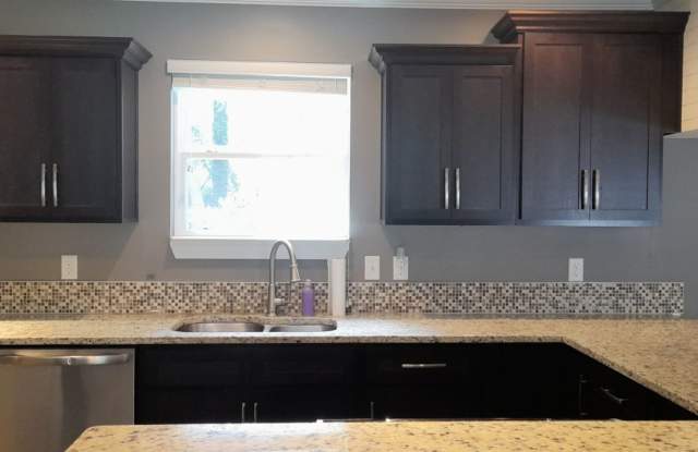 2 Bedroom 2 Bath home with fenced in backyard Gallery 4