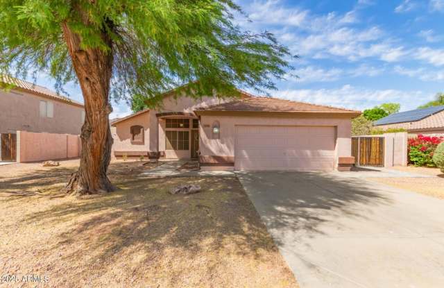 **BEAUTIFUL  SPACIOUS 3 BEDROOM/2 BATHROOM/2 CAR GARAGE HOME IN GILBERT (ELLIOT  MCQUEEN)** photos photos