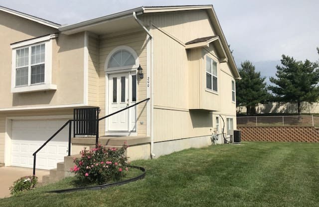 200 SW Chartwell Dr - 200 Southwest Chartwell Drive, Lee's Summit, MO 64082