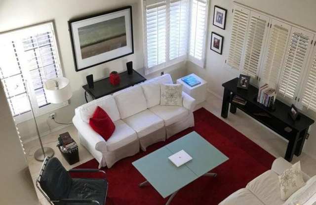 Must see this beautiful 3 bedroom + 3 bathroom home located in desirable Oak Park! Gallery 4