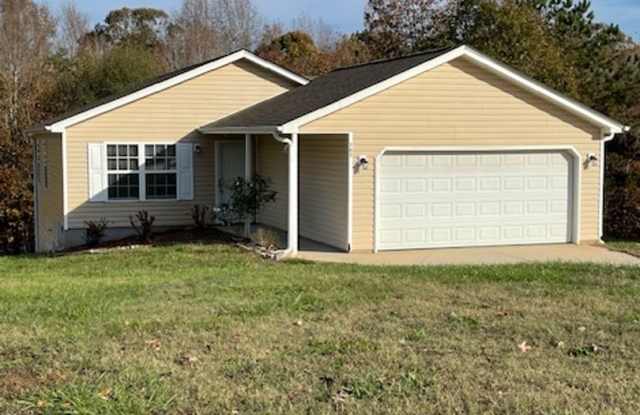 Single Story - 3 bedrooms, 2 baths, spacious living room, kitchen  a 2 car garage, located on a cul-de-sac, with a great back yard, close to schools - 702 Patriot Lane, Greenville County, SC 29651