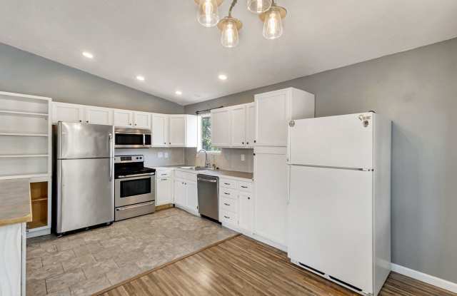 Spacious 5 Bed, 3 Bath with Sunroom Gallery 3