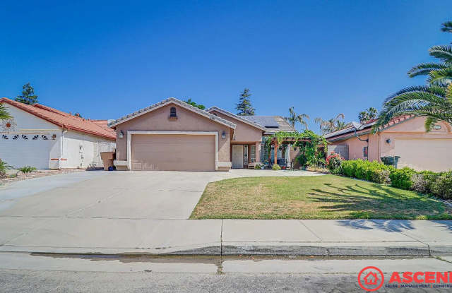 Spacious 5BD/2BA Home in Bakersfield's 93312 — Pool, Solar & Small Pets Welcome! photos photos