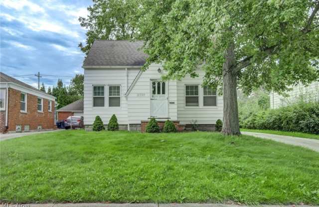 1739 Longwood Drive Gallery 1
