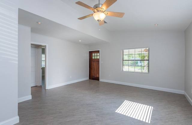 Charming Bungalow in Prime South Tampa – Plant High School District! Gallery 3