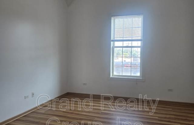 42 East Grand Avenue Gallery 4