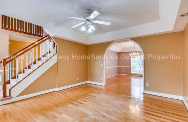 300 Northcrest Drive Gallery 4