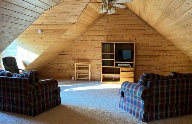 Short Term, Furnished Rental 10/1 to 4/30 Gallery 3