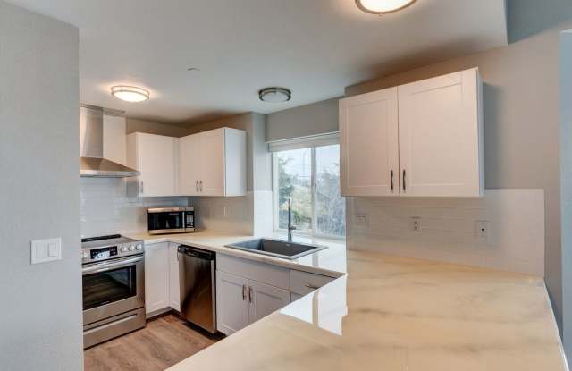 Beautifully updated 2 bed, 2 bath Condo in Pointe Of View Gallery 3