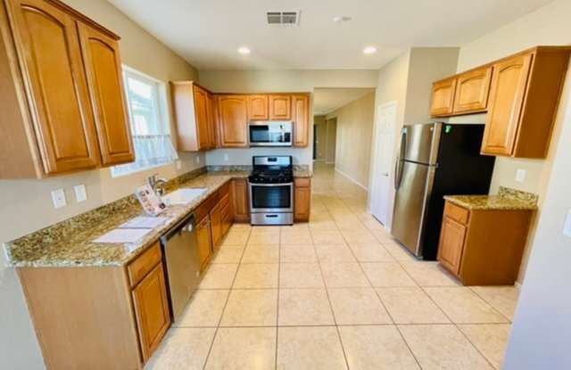 Beautiful Upgraded, single story home in age restricted “Solera”! Gallery 4
