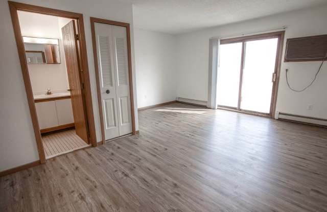 Woodridge Apartments - 1900 Roosevelt Drive, Northfield, MN 55057