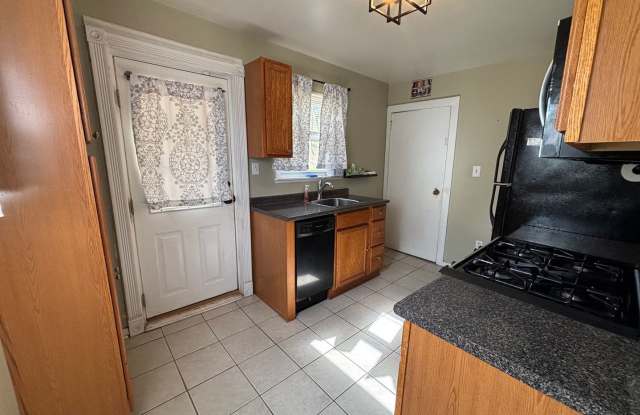 **RENT SPECIAL** - 3 Bedroom Home in South Park! Gallery 3