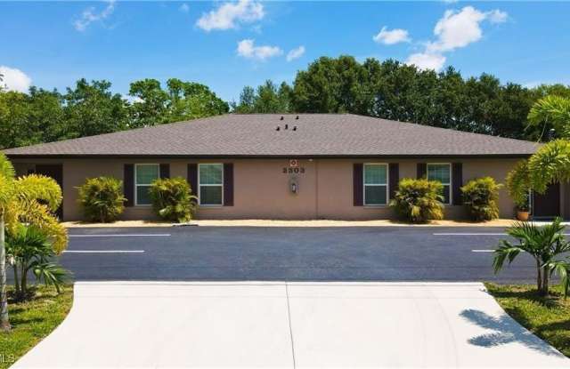 2303 NE 6th Street unit: 3 photos photos