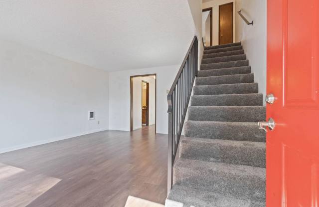 Well-kept, roomy 2-bdrm/1.5-bath Milwaukie unit. Private patio, quiet location, designated parking Gallery 4
