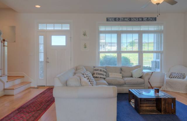 4-Bedroom Modern Townhouse with Bonus Room and 2.5 Baths Gallery 3