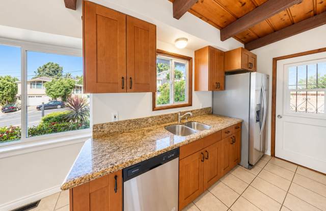 5 Rooms (4BD + Large "Den"), Covered Patio! Gallery 4