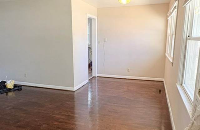 Lovely 2 Bedroom, 1 Bathroom close to OTC Gallery 3