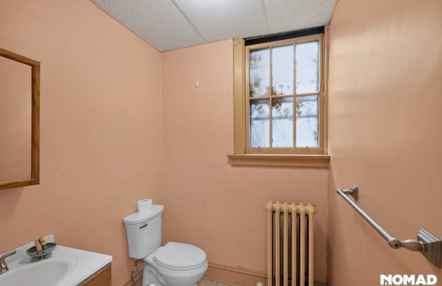 Large updated flat on Pawling Ave Heat + washer dryer Included Gallery 4