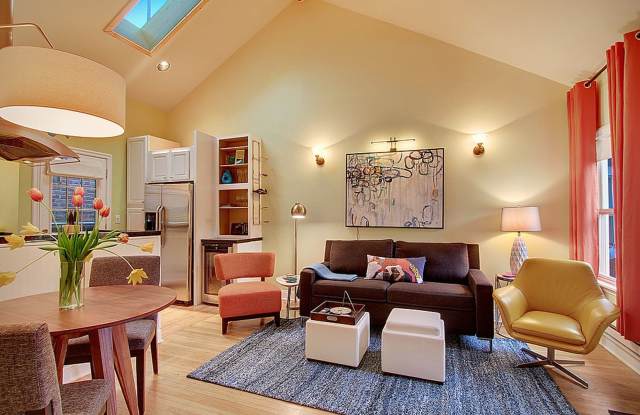 Furnished Cozy Bungalow Style Condo in Capitol Hill Gallery 4