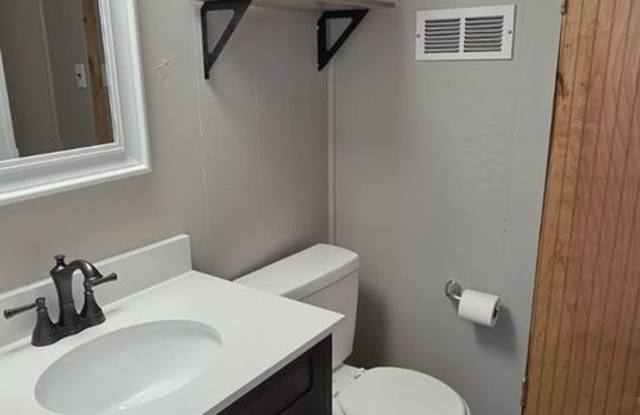 Charming 3BR House in Oswego Gallery 3