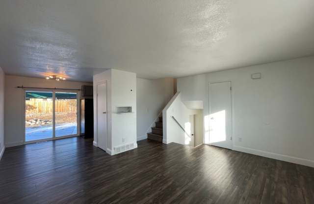Cozy Tri-Level Home in Thornton! AVAILABLE NOW! Gallery 3