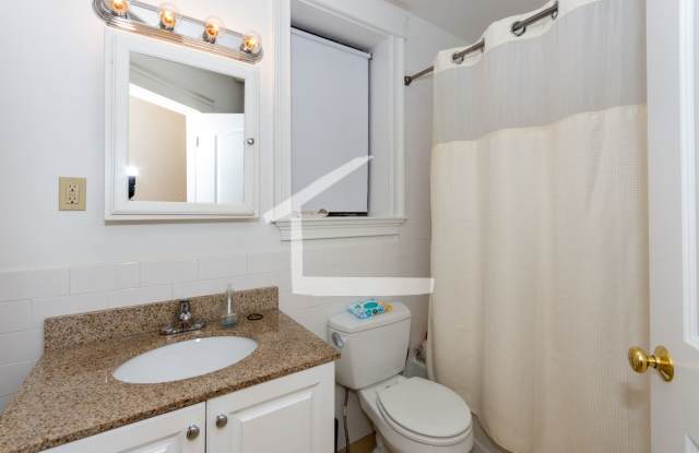 Nicely updated 1 bed unit with low move in costs! Gallery 4
