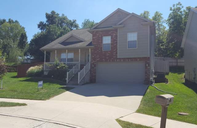 3 bd house, great SW location on culdesac near Green Meadows/Providence, gas fireplace, fenced, 2 living rooms Gallery 3