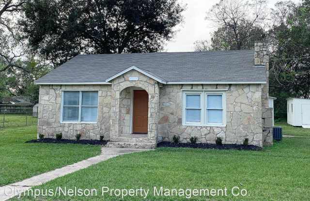 1015 Arcola St - 1015 North Arcola Street, Angleton, TX 77515