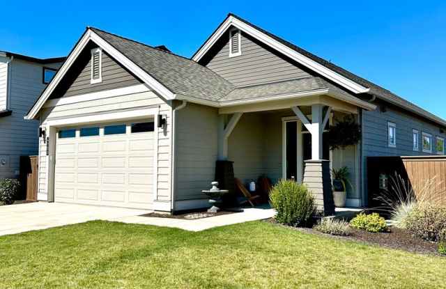 ** 1/2 OFF First Month's Rent** Gorgeous single-Level Pahlisch Home with a Fully Fenced Yard! - 4703 Southwest Badger Creek Drive, Deschutes County, OR 97756
