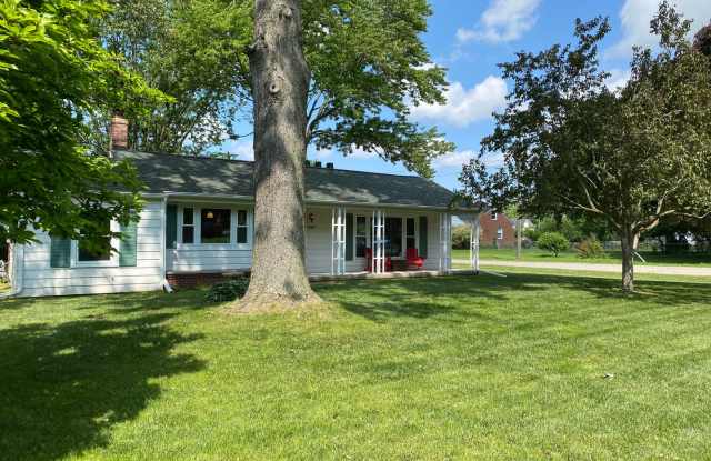 Sprawling 2 bedroom ranch in quaint village of Armada Gallery 4