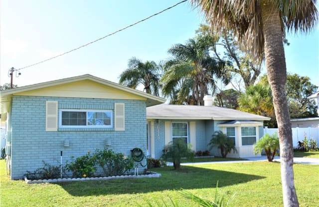 6118 MEMORIAL HWY - 6118 Memorial Highway, Town 'n' Country, FL 33615