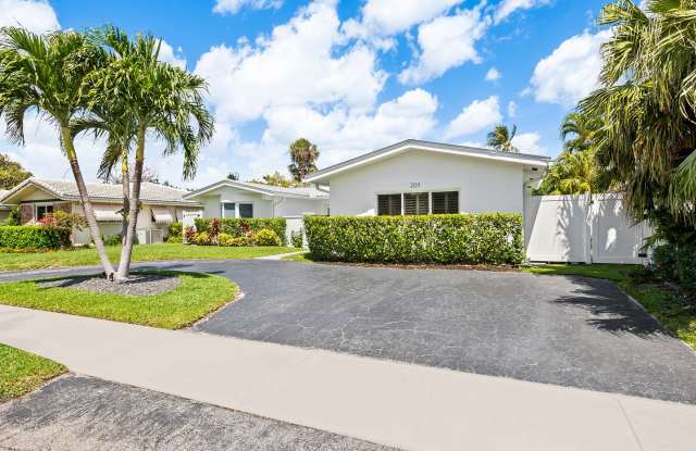 Coastal Elegance Awaits! Stunning 5-Bedroom Home in Prime Fort Lauderdale Location Gallery 4