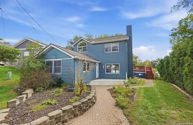 8488 Woodland Shore Drive Gallery 1