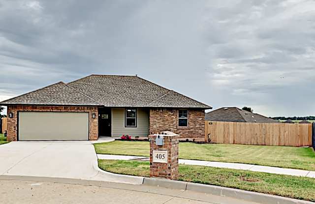 Beautiful 3 Bedroom, 2 Bath Home with Study and Storm Shelter - Yukon Schools. photos photos