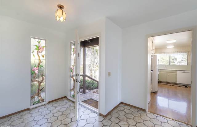 3815 Pinehill Gallery 2