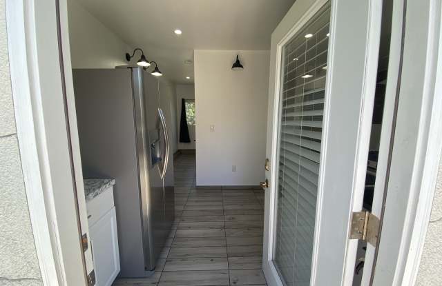 1100 1/2 Peach Ave photos photos