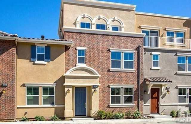 3 bed, 2 1/2 bath 3-story Marketplace Townhome photos photos