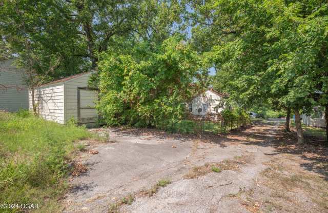 3217 S Pearl Avenue Gallery 2