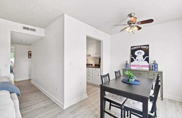2Bd/1Ba Kirkland Condo Gallery 4