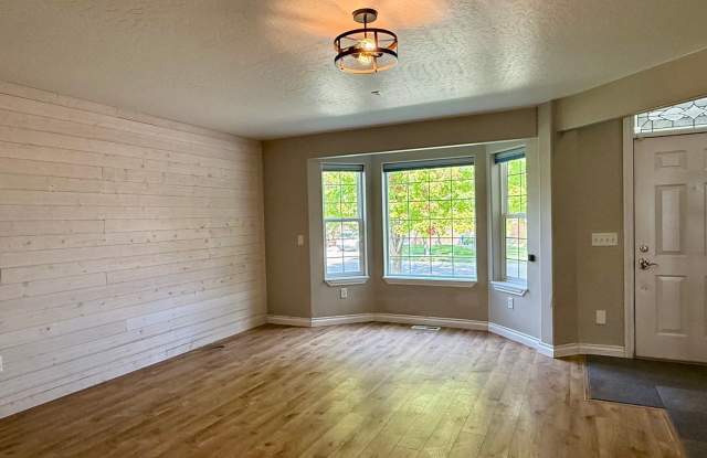 Gorgeous 4 Bed/2.5 Bath - Pet Friendly! Gallery 4